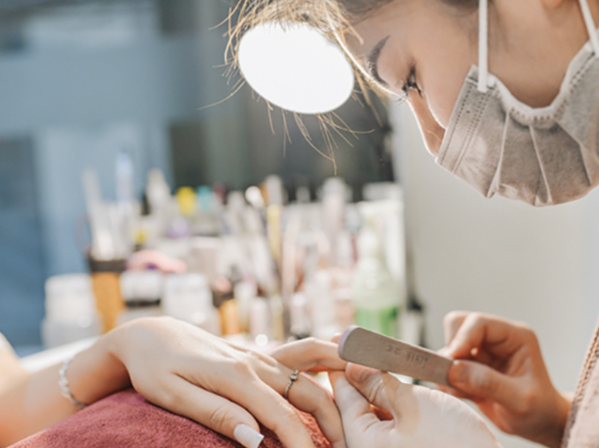 Học Nail Nên Luyện Trên Móng Giả Hay Móng Thật Trước?
